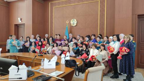 В Караганде с 8 марта поздравили многодетных мам и заслуженных деятелей-женщин