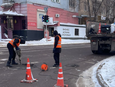 В Караганде проводят ямочный ремонт