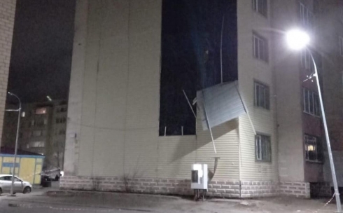 В Карагандинской области насчитывается уже 111 случаев повреждения кровли и облицовки зданий ураганным ветром