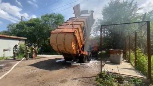 Водитель горевшего мусоровоза в Темиртау пострадал во время пожара