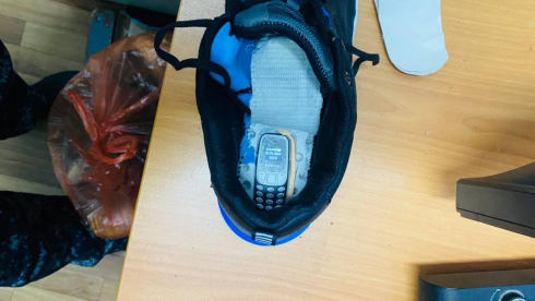 Мобильный телефон в подошве кроссовок пытались пронести в карагандинскую колонию