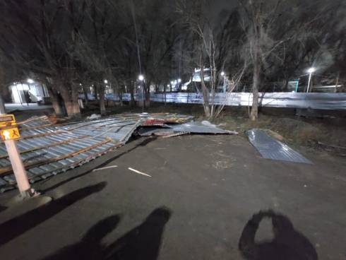 В результате шквального ветра у 61-го здания в Карагандинской области повреждена кровля и облицовка