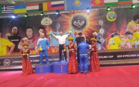 Сельский тренер из Карагандинской области стал победителем Кубка Азии по армрестлингу