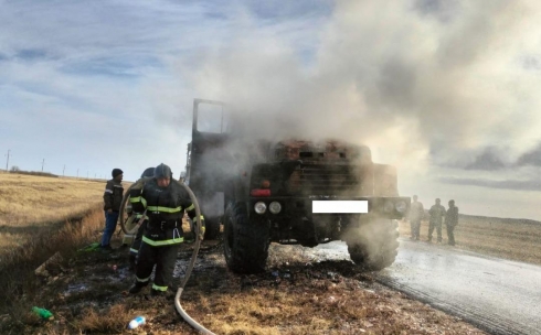 На трассе Караганда – Каркаралинск произошел пожар: горел грузовой автомобиль