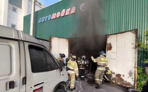 Пожарные вытолкнули автомобиль из горящей автомойки в Темиртау