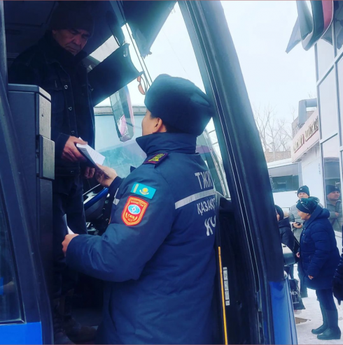 Водителям автобусов и таксистам Караганды напомнили правила безопасности в зимний период