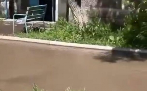 Большой поток воды затопил один из дворов Караганды