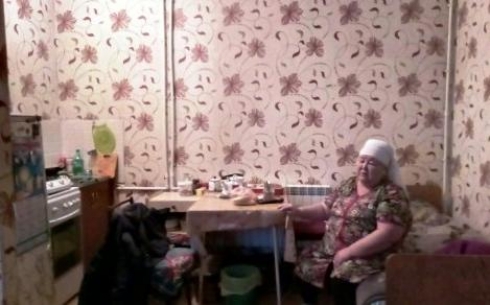 Карагандинцы помогают снять жилье пенсионерке с внучкой