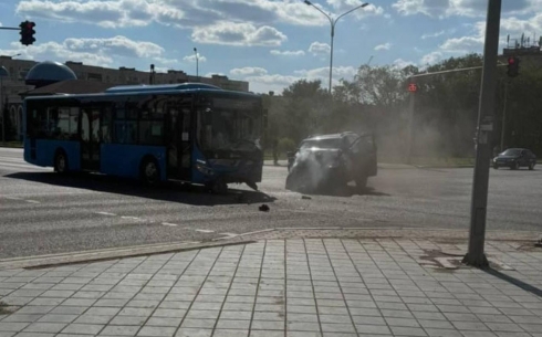 Шесть человек пострадали в автобусе после ДТП в Караганде
