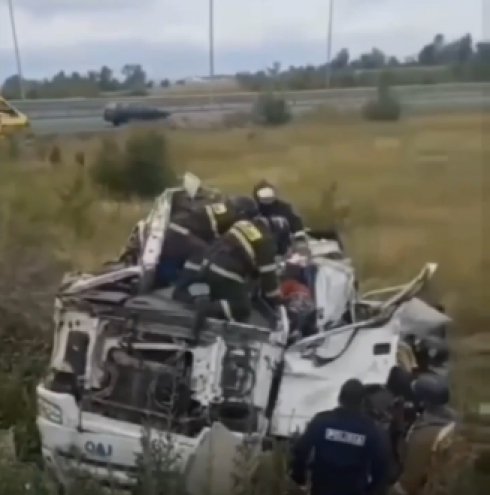 На трассе Караганда - Темиртау перевернулся грузовик: водитель скончался
