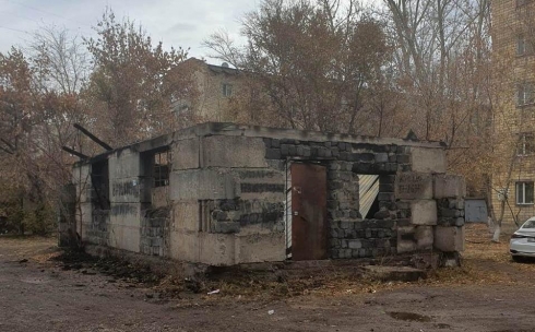 Можно ли снести? Карагандинцев тревожит старая постройка в районе рынка