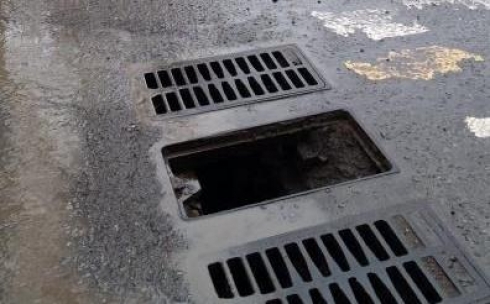 В Караганде на улице Абая неизвестные украли решетки на ливневой канализации