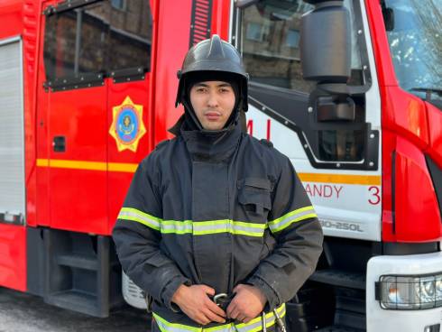 Наш герой: как карагандинский пожарный Жандос Курабаев спасал людей при пожаре в 16-этажке
