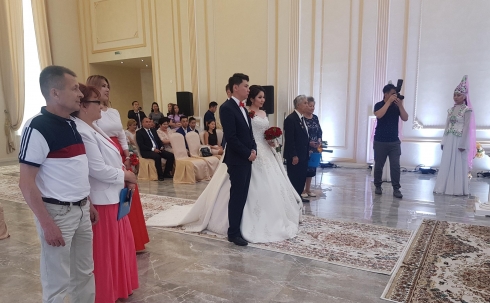 Аким Карагандинской области побывал на торжественной регистрации брака во дворце «Ақ сарай»