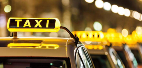 Водитель такси присвоил мобильник клиентки в Темиртау