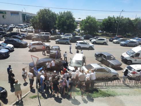 Машина свадебного кортежа с невестой попала в ДТП в Караганде