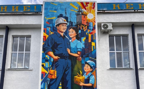 История шахтерской семьи: новый мурал появился в Караганде