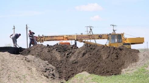 В посёлке Кушокы Бухаржырауского района продолжается реконструкция водопровода