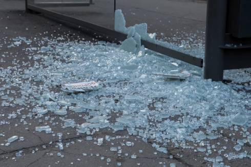В Караганде на рынке разбили стекла теплой остановки