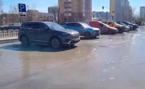 В Караганде талыми водами затопило перекресток Сатыбалдина — Шахтеров
