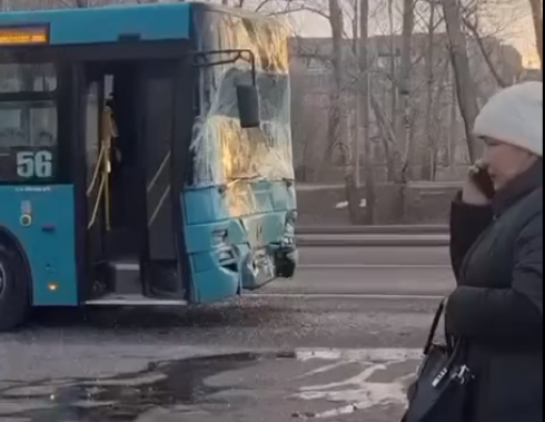 В Караганде столкнулись два автобуса: семь пассажиров увезли в больницу