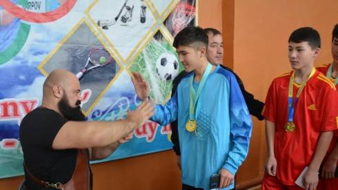 Казахстанский силач Сергей Цырульников побывал в школах Бухар-Жырауского района