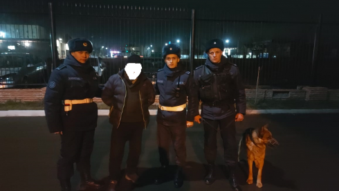 Гвардейцы вместе с кинологом и служебной собакой задержали подозреваемого в преступлении карагандинца