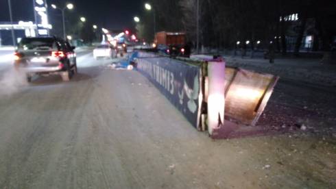 В Караганде водитель грузовика снёс висящую над дорогой металлоконструкцию