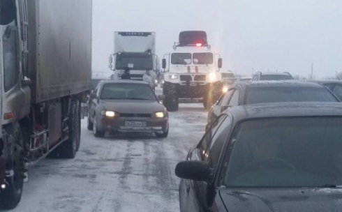 Десятки машин застряли на трассе Астана - Караганда