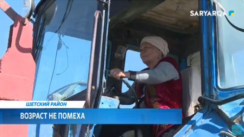 В Шетском районе бабушка-волонтер очищает село при помощи трактора