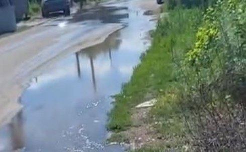 Вода начала поступать во дворы: два дня на одной из улиц Караганды не могут устранить аварию