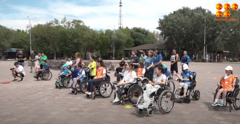 В центральном парке Караганды прошла эстафета для людей с ограниченными возможностями