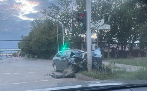 В Караганде водитель врезался в светофор