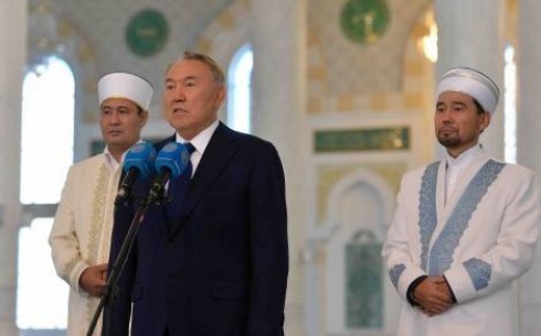 Назарбаев поздравил казахстанцев с праздником Ораза айт