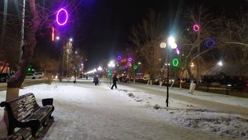 В Караганде проспект Абдирова засиял новогодними огнями