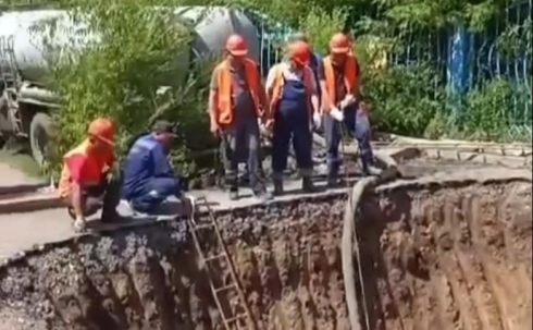 Провал в земле превратился в огромную яму: в Караганде продолжают ремонтировать канализационную трубу