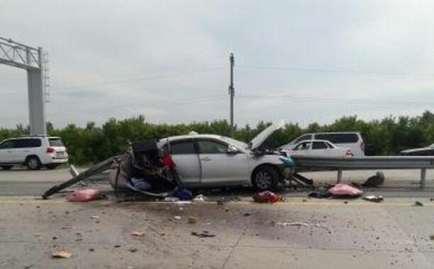 На трассе Караганда-Астана отбойник насквозь пробил машину