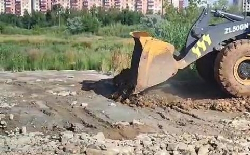 В Караганде водитель цементовоза помыл технику в реке Малая Букпа