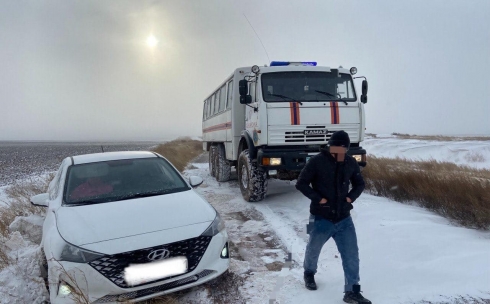 Семь человек спасли из застрявшей машины на трассе в Карагандинской области