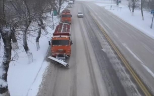 Сколько рабочих и спецтехники в данный момент убирают снег в Караганде