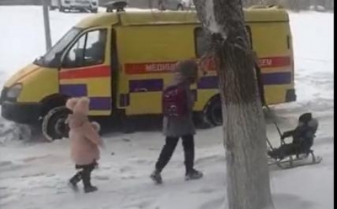 В Караганде из-за обильного снегопада во дворе застряла скорая помощь