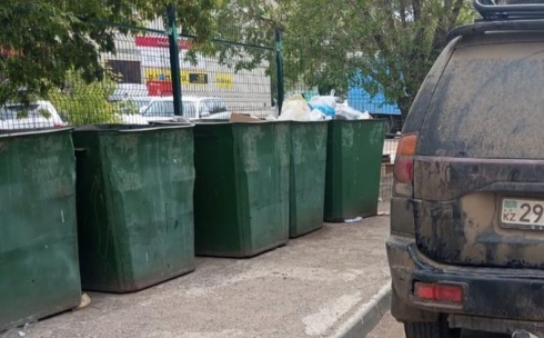 Карагандинцев просят не загораживать мусорные баки автотранспортом