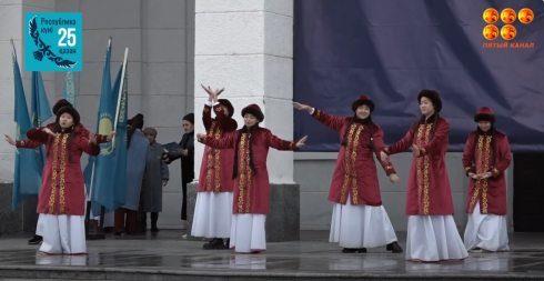 В городе Абай прошла масштабная патриотическая акция посвященная Дню Республики