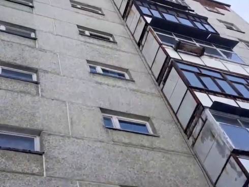 В Караганде 58-летний мужчина скончался после падения с 5-го этажа