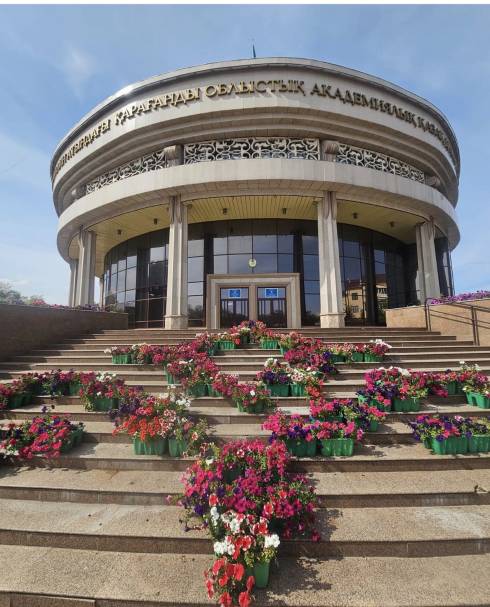 Узор из цветов появился на ступенях театра имени Сейфуллина в Караганде