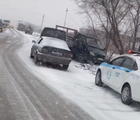 30 аварий произошли за сутки во время сильного снегопада в Карагандинской области