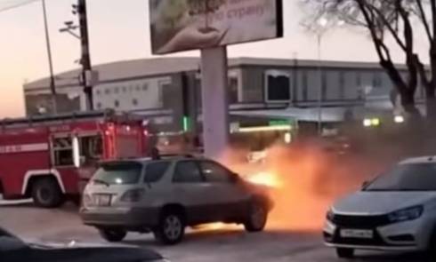 На парковке торгового центра в Караганде сгорел автомобиль