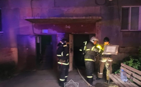 Во время пожара в МЖД Караганды эвакуировали 10 человек