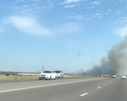 Вдоль автодороги Караганда-Сарань горит степь