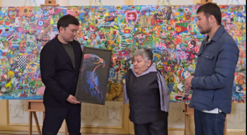 Карагандинский художник Карипбек Куюков подарил свою картину Шавкату Рахмонову